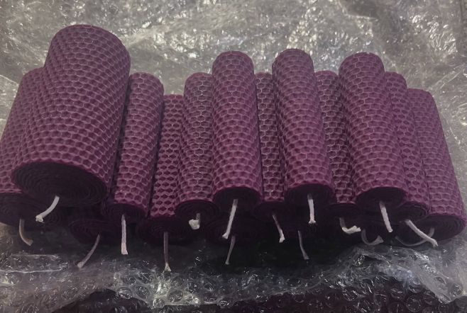 Pomalu se chystáme na Vánoce. ✨ Ručně vyráběné fialové svíčky z pravého včelího vosku. 🕯️ Přinášejí vůni klidu, tepla a...